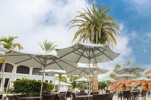 2 bars/lounges, poolside bar