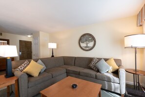 1 habitación, caja de seguridad en la habitación y escritorio