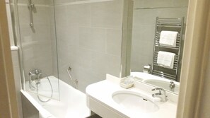 Free toiletries, hair dryer, towels - Mayflower (Paris)