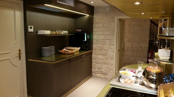 Desayuno buffet (EUR 12 por persona) 