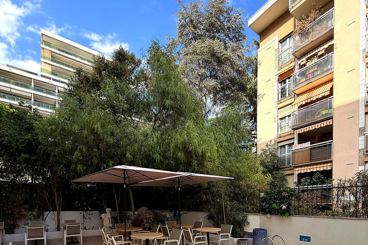 Suite | In-room safe, desk, iron/ironing board (on request), WiFi (free)