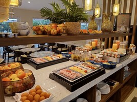 Desayuno buffet todos los días (con cargo)