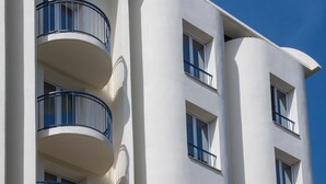 A multi-story building with balconies and windows. - Le Cetai Cannes Beach Hotel (Cannes)