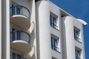 1 habitación, caja de seguridad en la habitación y escritorio 