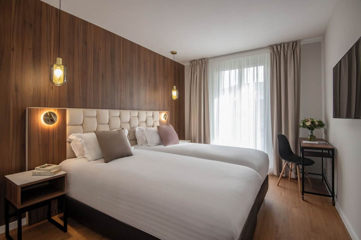 Habitación ejecutiva doble | 1 dormitorio, caja fuerte, escritorio y tabla de planchar con plancha