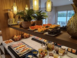 Desayuno buffet todos los días (con cargo) 