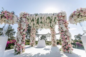An outdoor wedding arch with floral decorations. - Hilton La Jolla Torrey Pines (La Jolla)