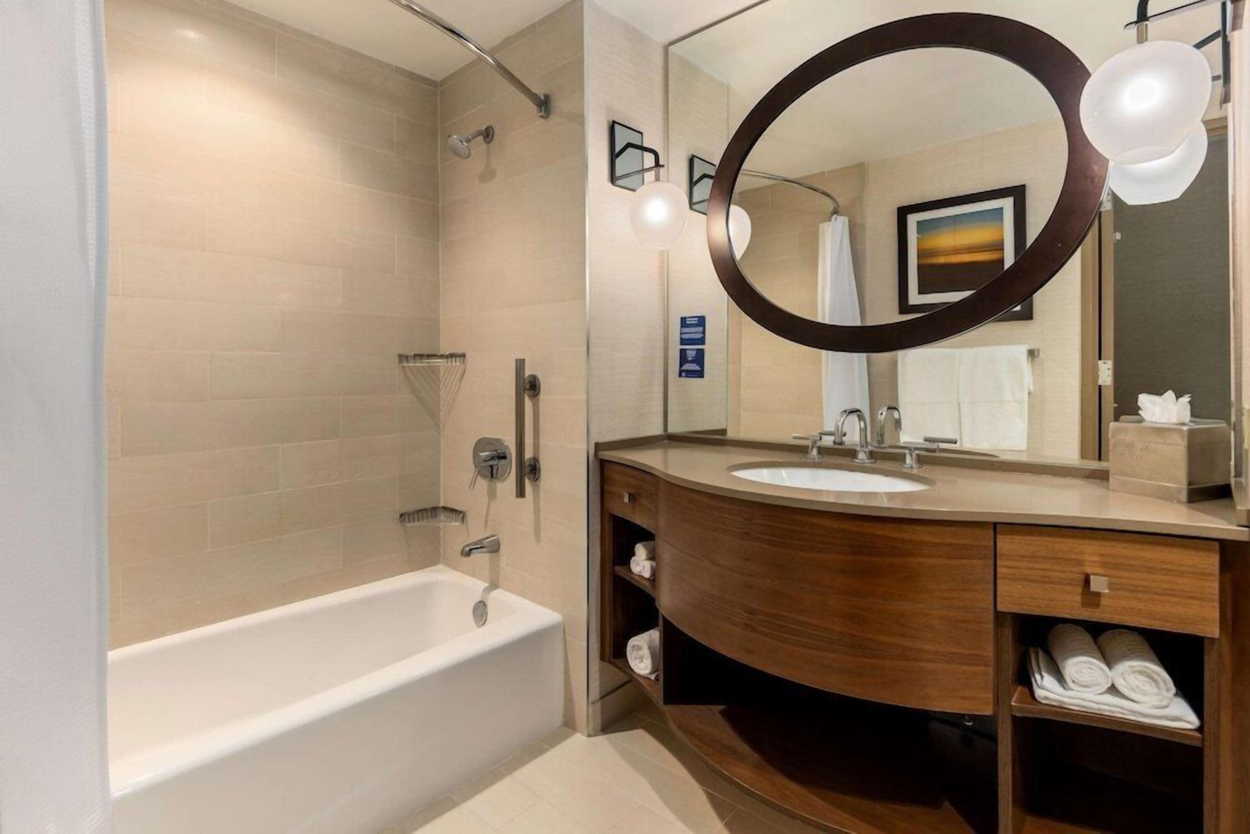 Salle de bain | Douche cascade, articles de toilette (gratuits), séchoir à cheveux