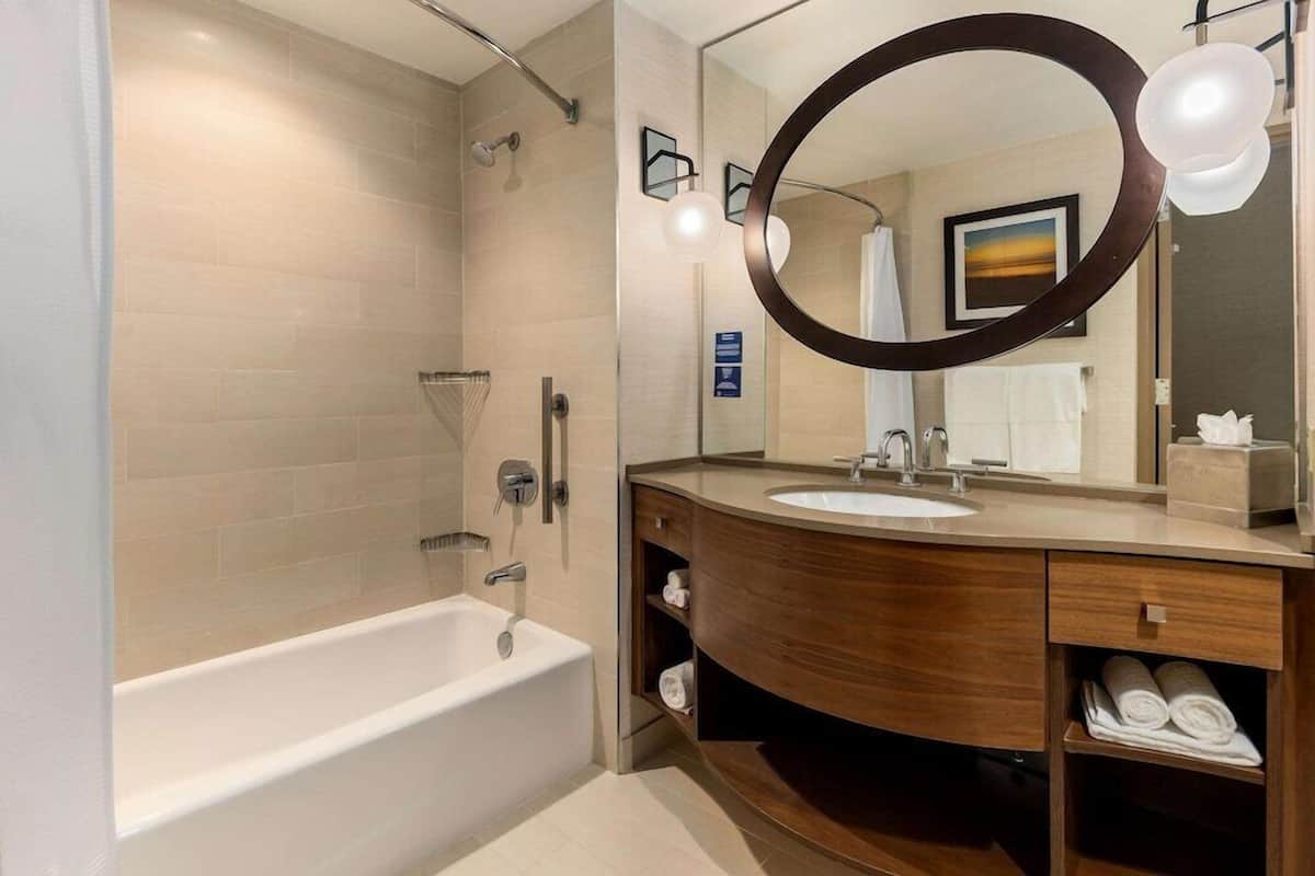 Salle de bain | Douche cascade, articles de toilette (gratuits), séchoir à cheveux