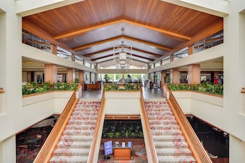 Hotel entrance and lobby at Hilton La Jolla Torrey Pines
