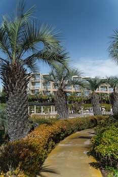 Hotel Exterior at Hilton La Jolla Torrey Pines