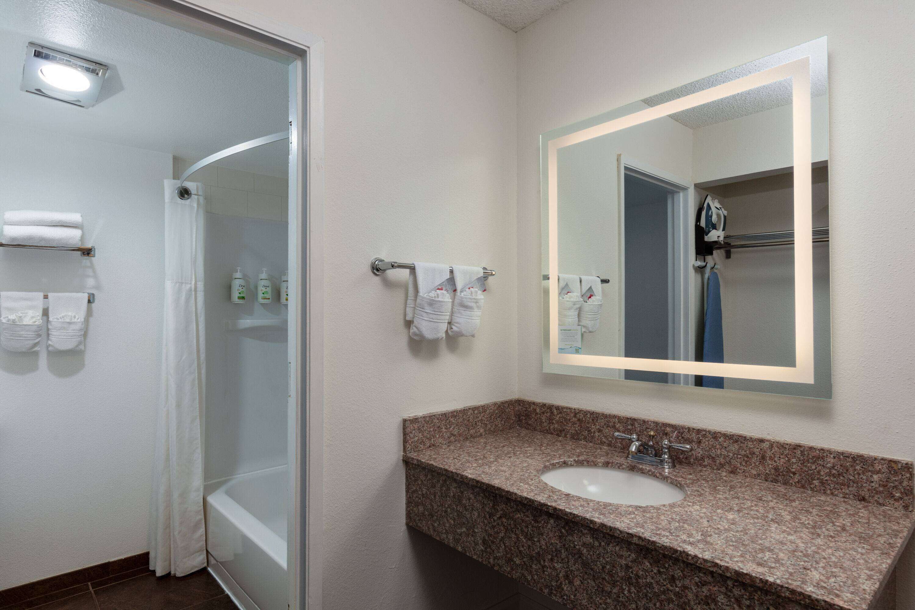 Foto - Ramada by Wyndham Spokane Airport