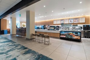 Petit déjeuner et dîner servis sur place, spécialités Cuisine américaine