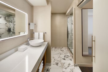 Combined shower/tub, free toiletries, hair dryer, towels at The Westin San Francisco Airport