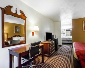 Desk, iron/ironing board, free WiFi, bed sheets - Econo Lodge Dyersburg I-155 (Dyersburg)