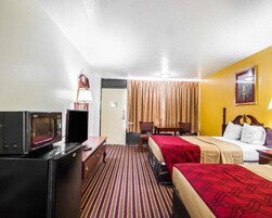 Habitación, 2 camas de matrimonio, no fumadores | Escritorio, tabla de planchar con plancha, wifi gratis y ropa de cama