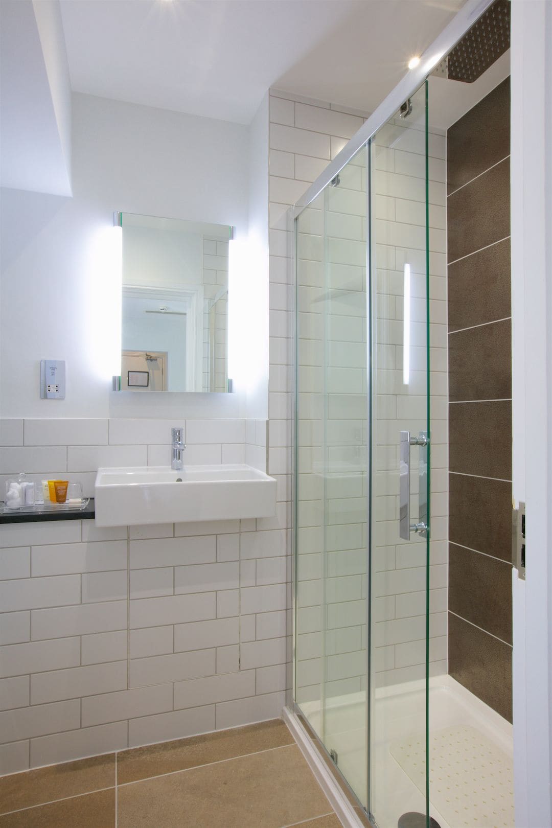 Combined shower/bathtub, free toiletries, hair dryer