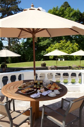 Breakfast, lunch and dinner served - Stourport Manor Hotel (Stourport-on-Severn)