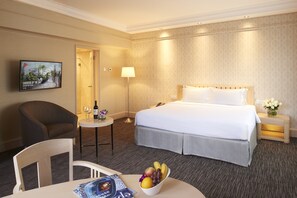 Een kluis op de kamer, een bureau, een laptopwerkplek