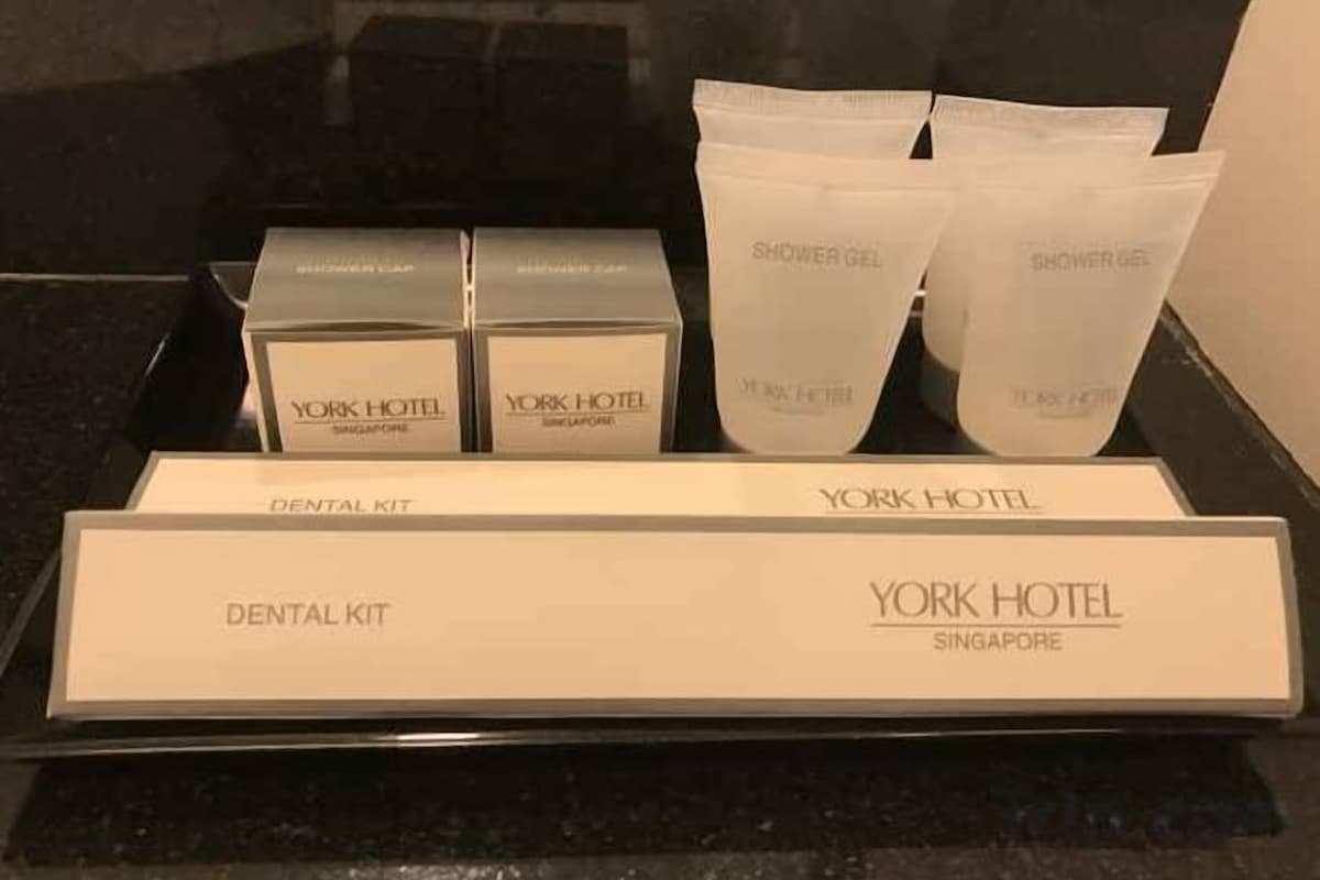 Bathroom amenities | Combined shower/tub, free toiletries, hair dryer, slippers