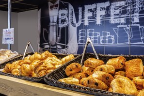 Petit déjeuner buffet servi tous les jours en supplément