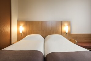 Twin Room, 2 Twin Beds | Desk, laptop workspace, blackout drapes, iron/ironing board