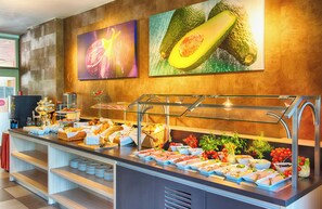 Desayuno buffet (EUR 22 por persona) 