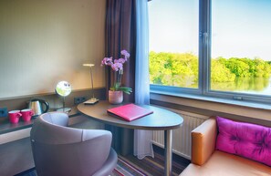 Premium bedding, minibar, in-room safe, desk - Leonardo Royal Hotel Köln - Am Stadtwald (Cologne)