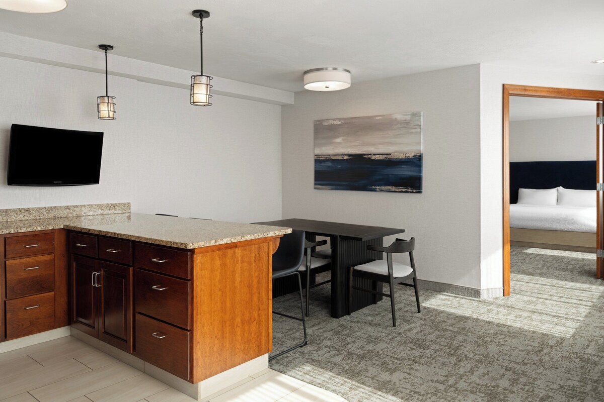 Suite – president, 1 kingsize-seng | Skrivebord, blendingsgardiner og strykejern/-brett