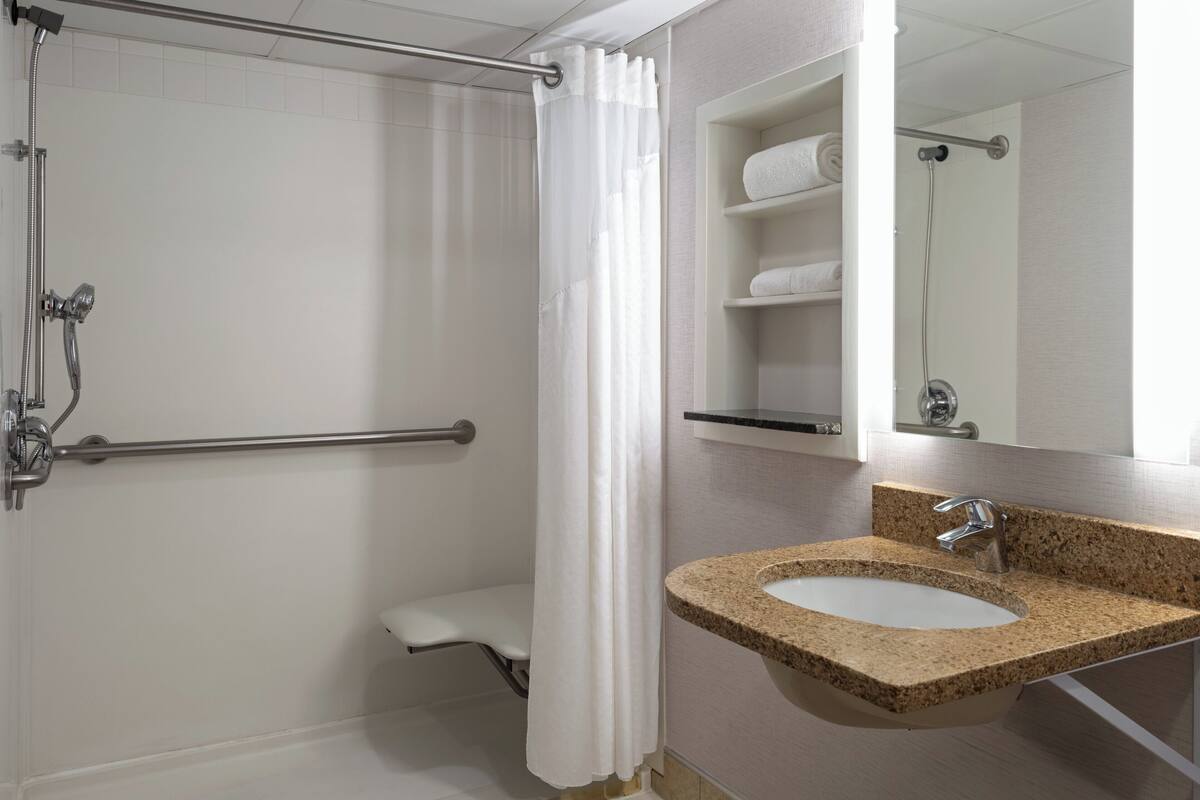 room, 1 queen bed, accessible, non smoking (communications accessible) | bathroom | combined shower/bathtub, free toiletries, hair dryer, towels