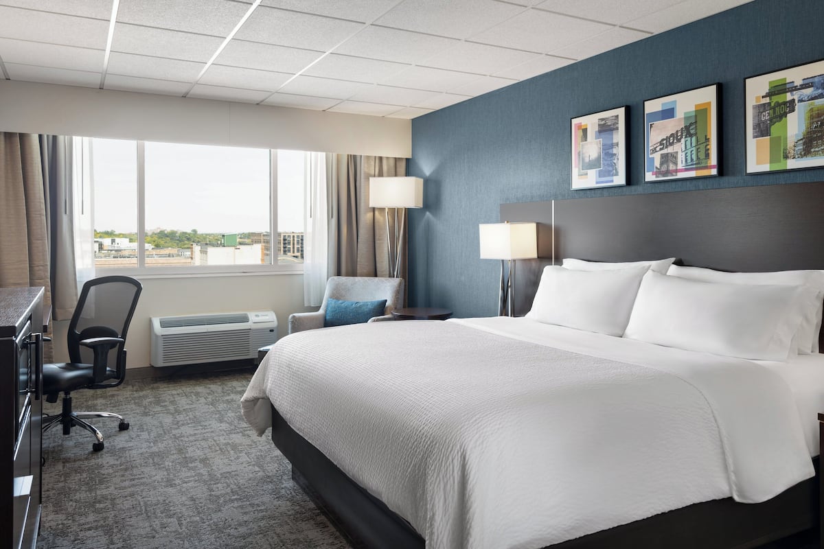 Standard Room, 1 King Bed (Concierge Floor) | Desk, blackout drapes, iron/ironing board, free cribs/infant beds