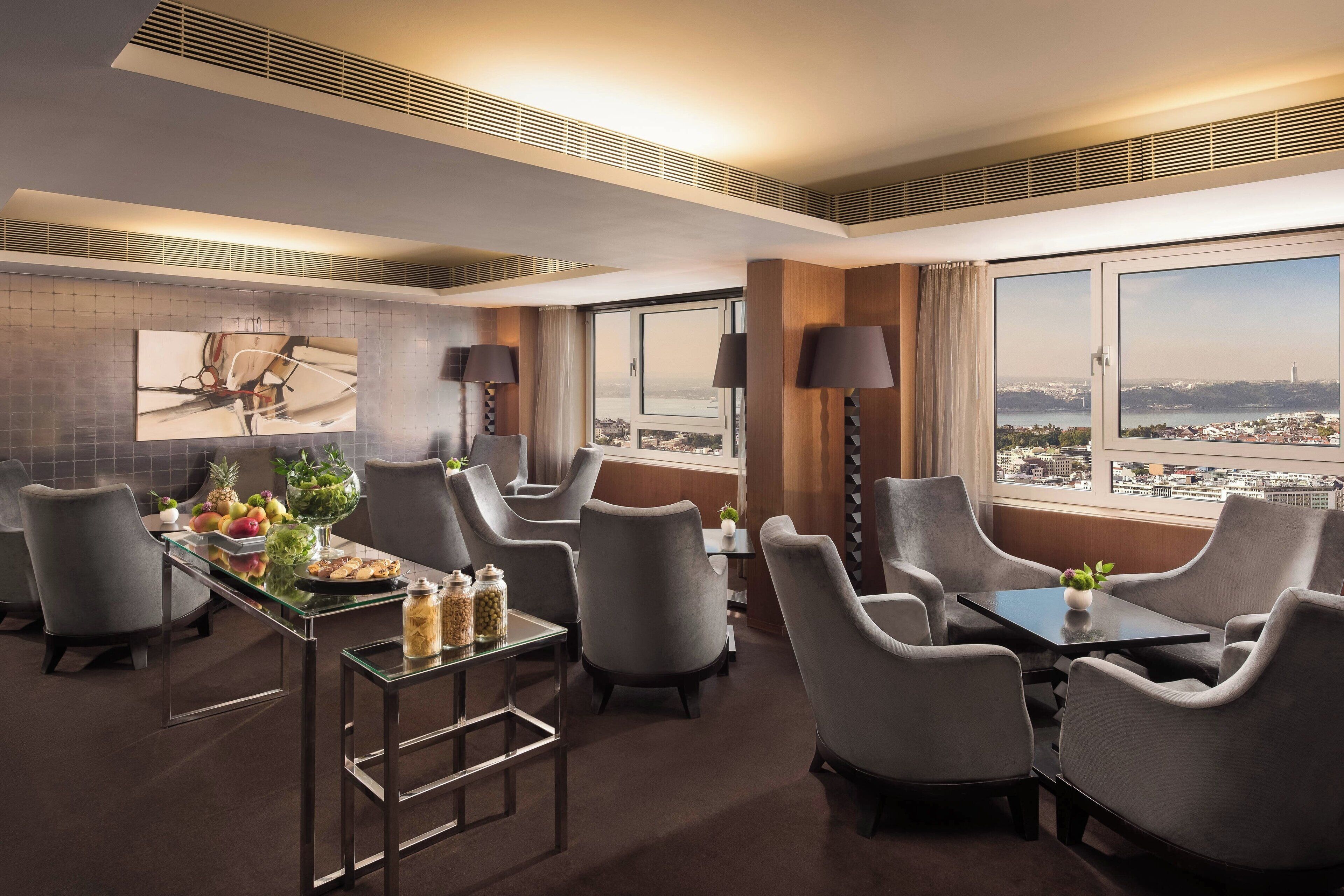 2 bars/lounges, poolside bar