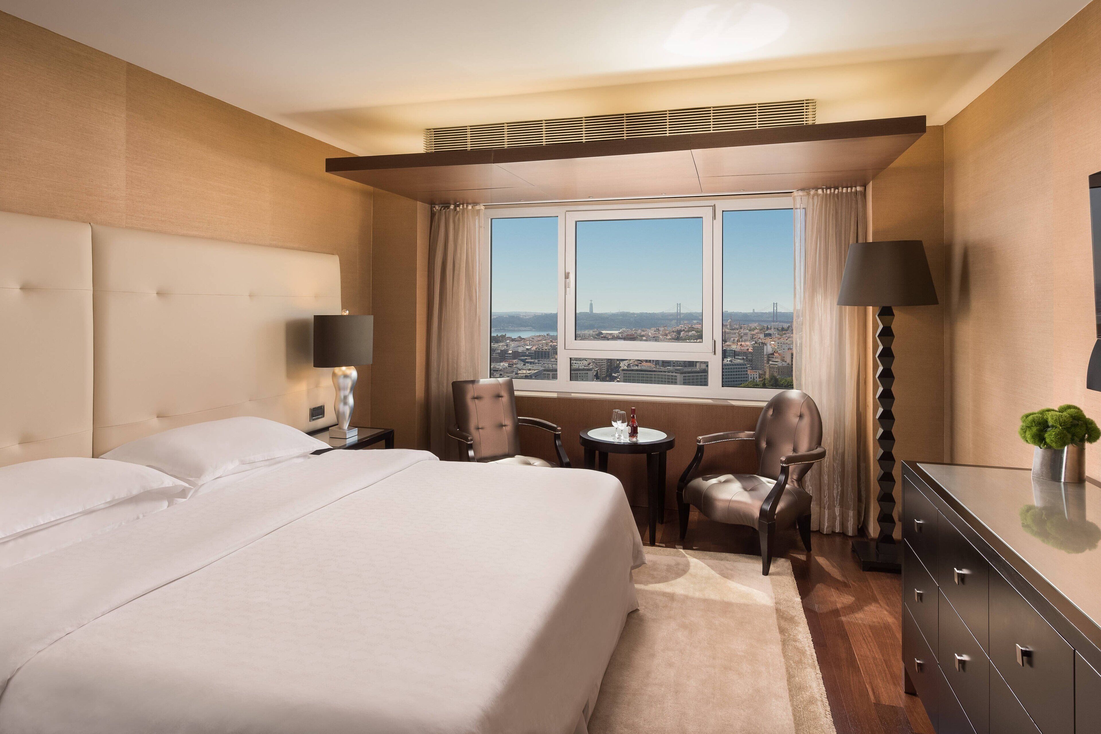 Ropa de cama de alta calidad y minibar 