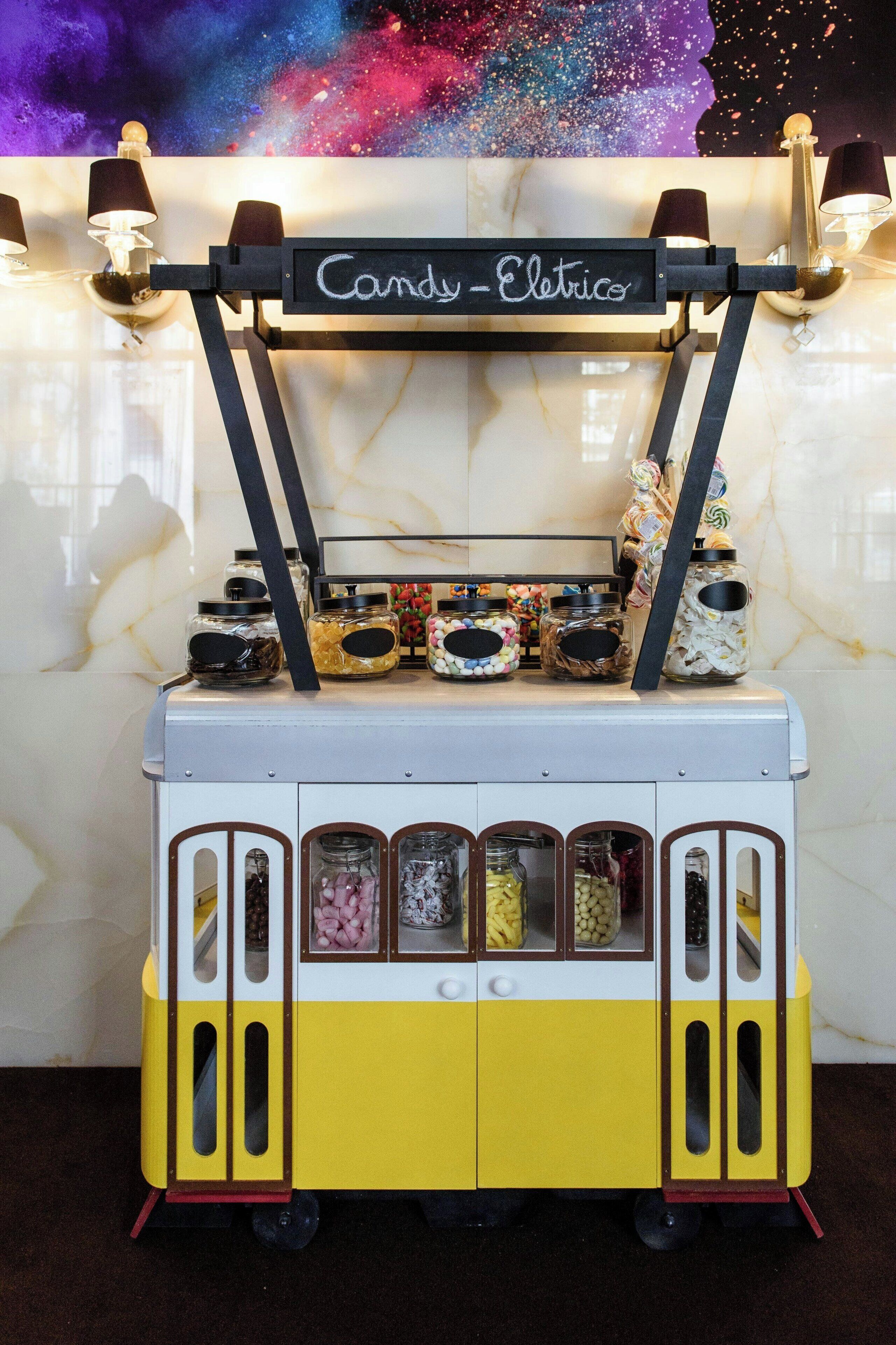 En slikbod fyldt med glas af slik og et skilt, der siger "Candy-Electrics".