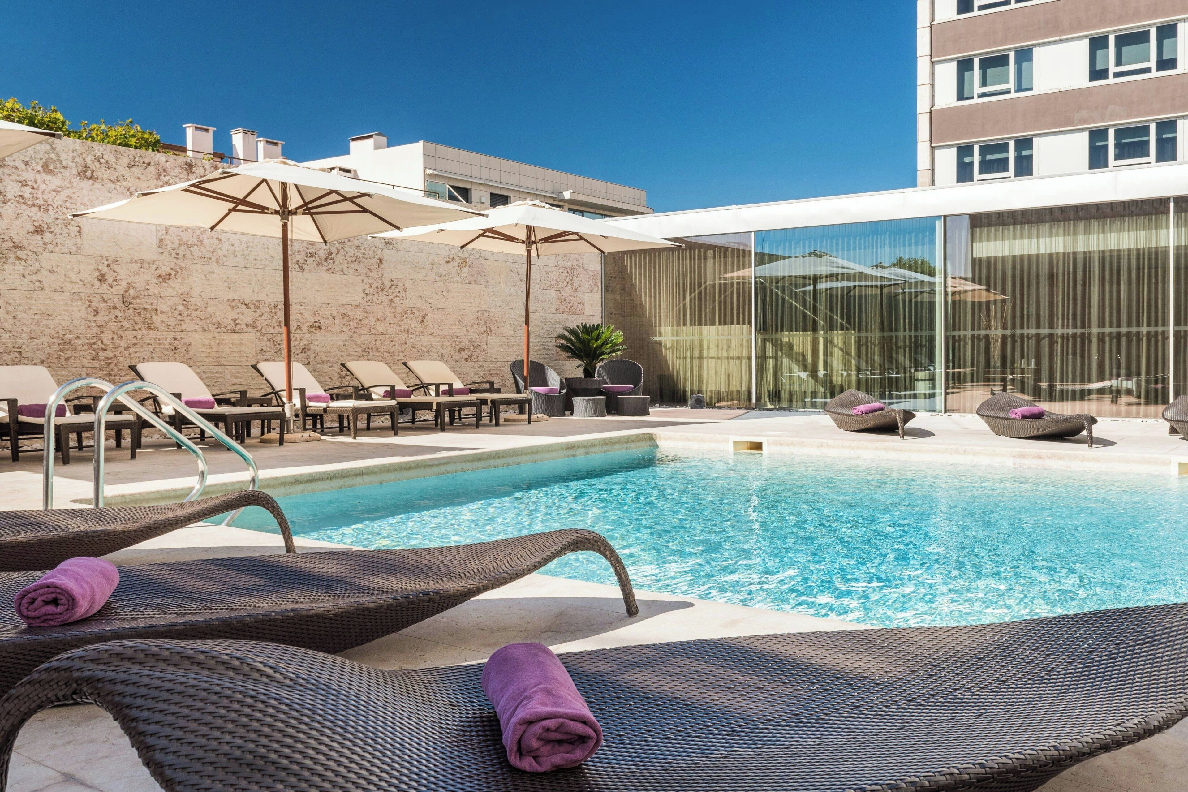 Piscina all'aperto, ombrelloni da piscina, lettini