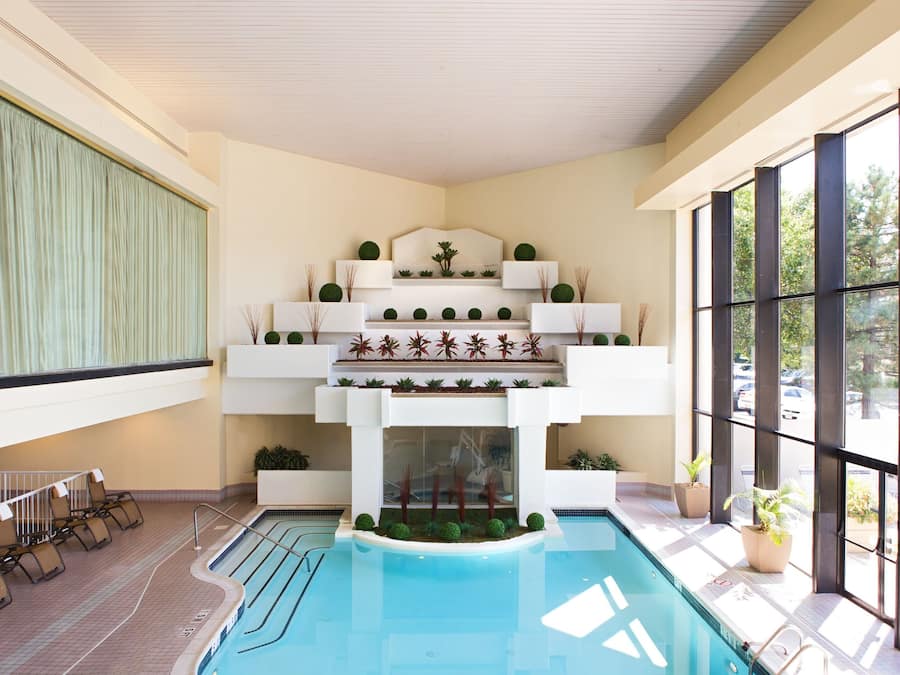 Piscina interna, funciona das 10h às 22h, espreguiçadeiras