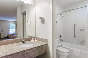 Combined shower/bathtub, hair dryer, towels