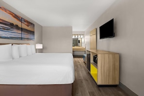 Desk, iron/ironing board (on request), cribs (free) - Days Inn by Wyndham Norfolk Airport (Norfolk)