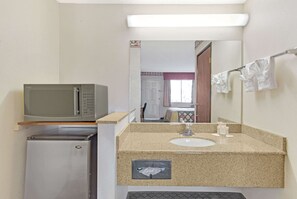 办公桌、笔记本电脑工作区、熨斗/ 熨板、免费婴儿床