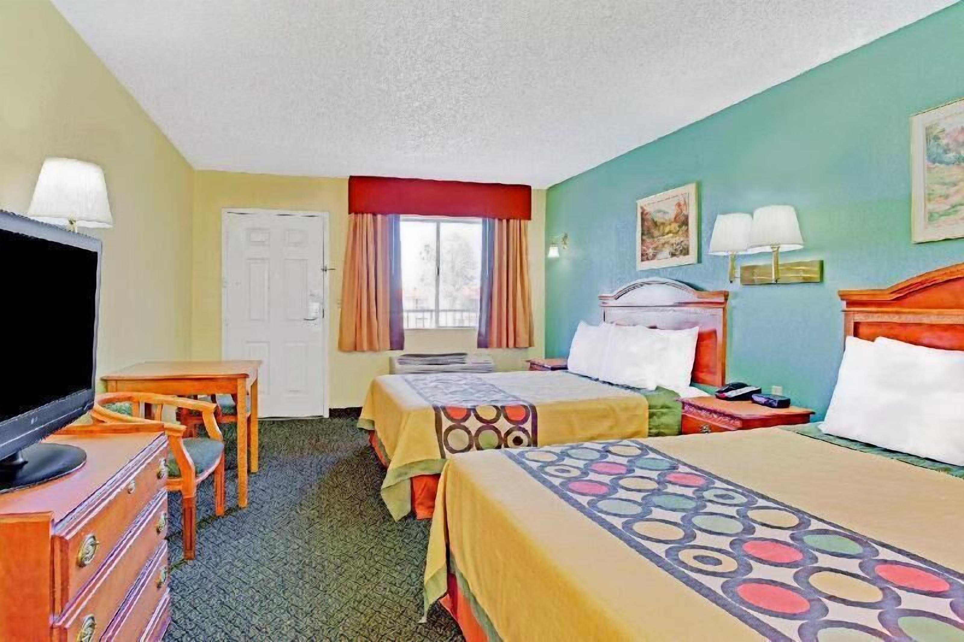 Escritorio y espacio para trabajar con laptop 