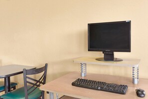 Business centre - Super 8 by Wyndham Tucson Downtown Convention Center (Tucson)