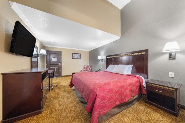 Standard Room, 1 King Bed, Non Smoking | Premium bedding, desk, laptop workspace, iron/ironing board - Econo Lodge Inn & Suites Fallbrook Downtown (Fallbrook)