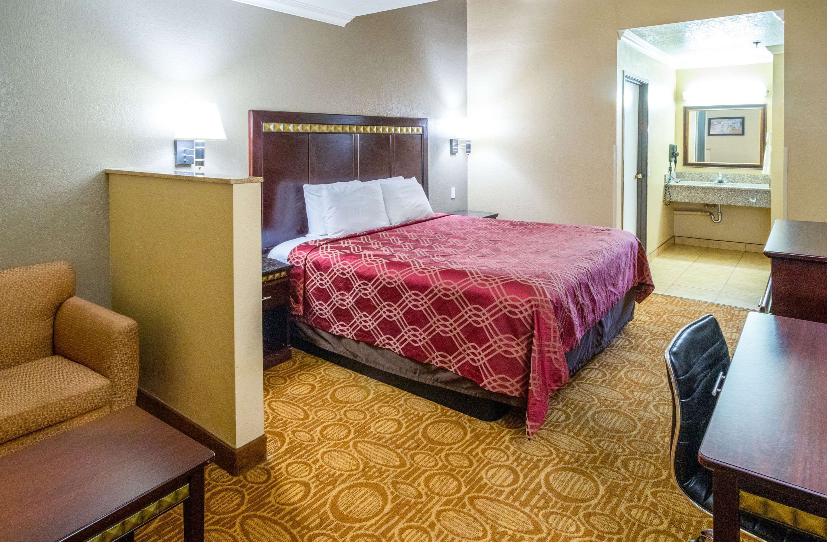 Standardrum - 1 kingsize-säng - icke-rökare | Sängtillbehör av högsta kvalitet, skrivbord och arbetsyta för laptop