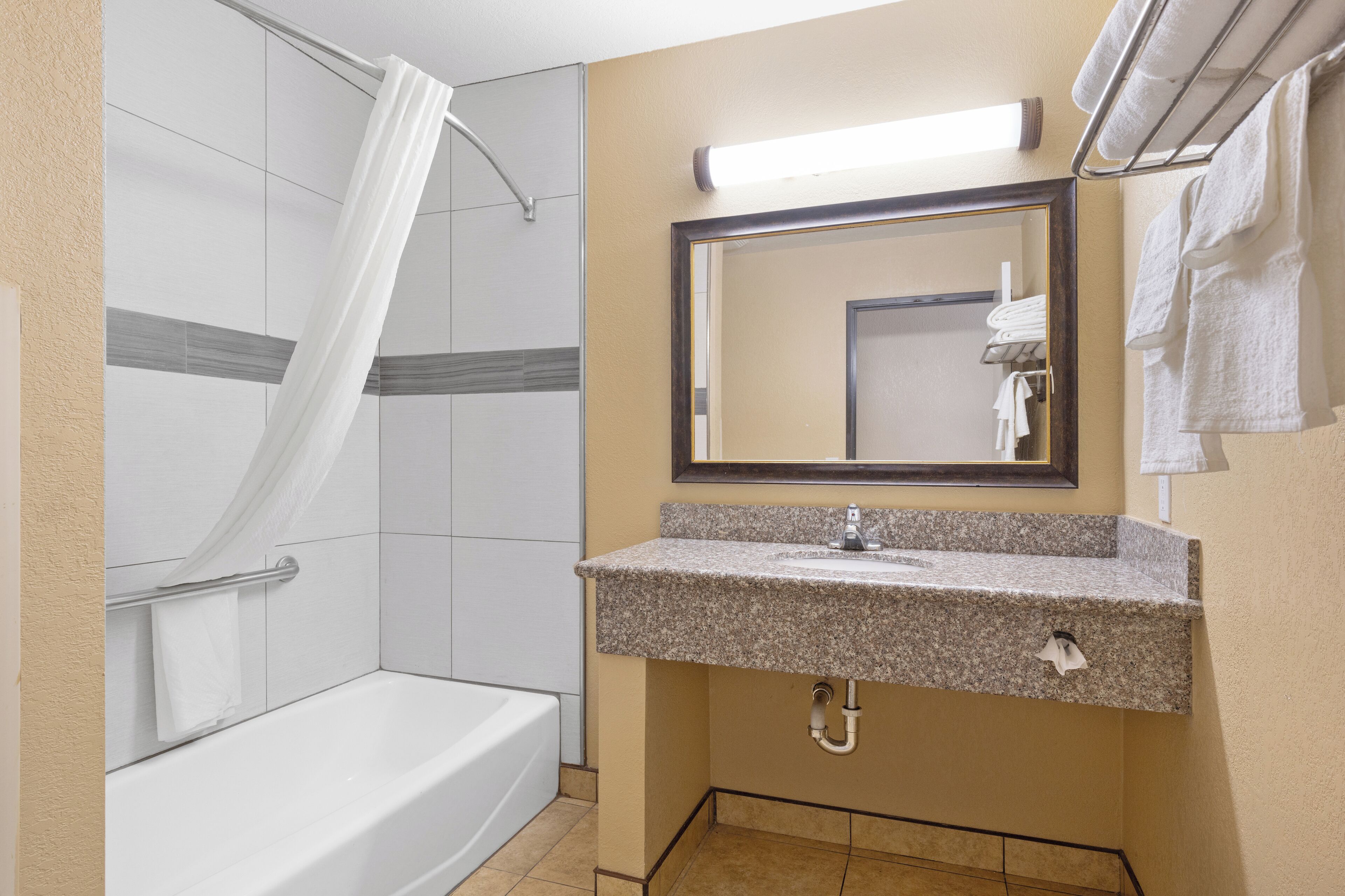 Combined shower/tub, free toiletries, hair dryer, towels