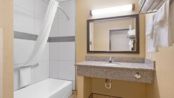 Combined shower/tub, free toiletries, hair dryer, towels