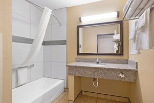 Bañera con ducha, artículos de tocador gratuitos, secador de pelo