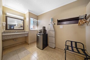 高档床上用品、办公桌、笔记本电脑工作区、熨斗/熨衣板