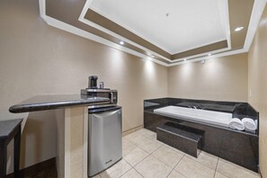 Premium bedding, desk, laptop workspace, iron/ironing board - Econo Lodge Inn & Suites Fallbrook Downtown (Fallbrook)