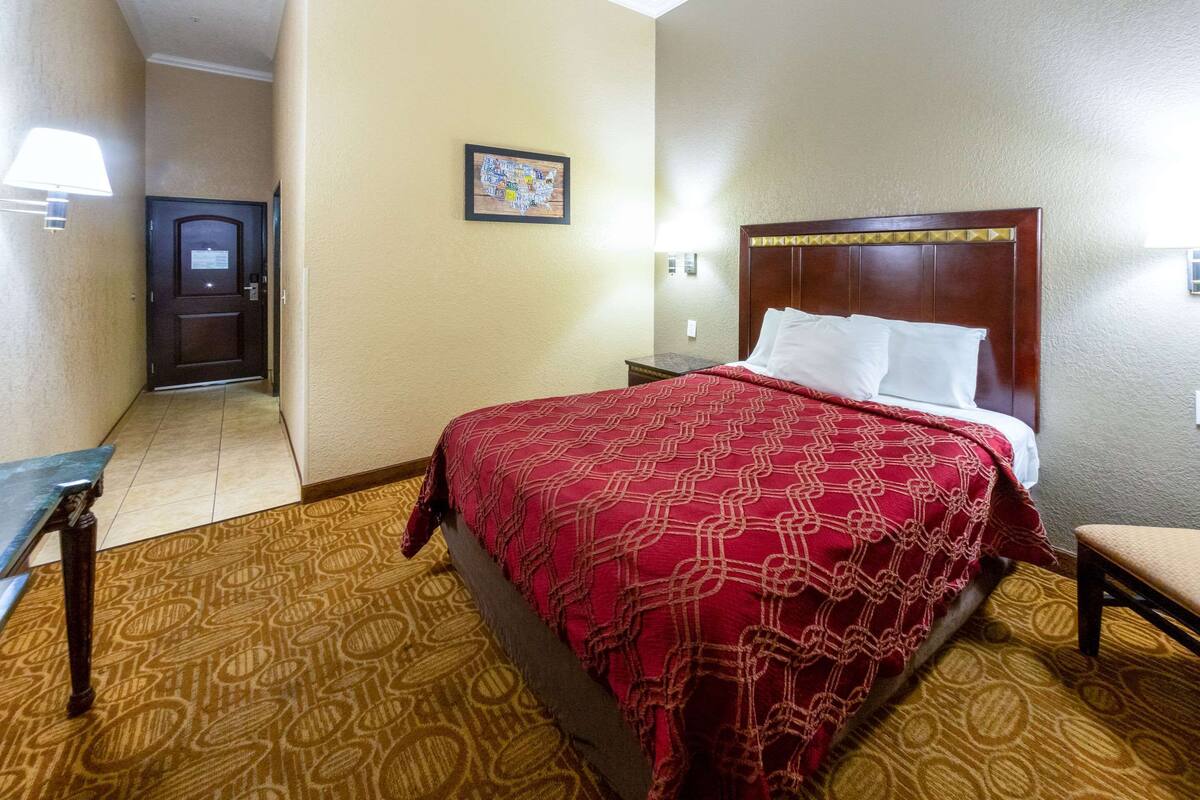 Room, 1 Queen Bed, Accessible, Non Smoking | Premium bedding, desk, laptop workspace, iron/ironing board