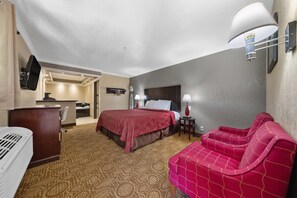 Premium bedding, desk, laptop workspace, iron/ironing board - Econo Lodge Inn & Suites Fallbrook Downtown (Fallbrook)